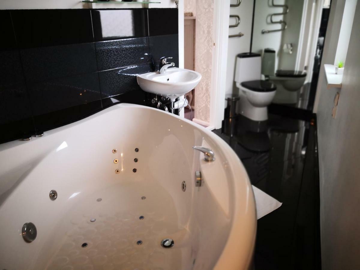 Viesu Nams Amrai Hotell Ventspils Eksteriør bilde